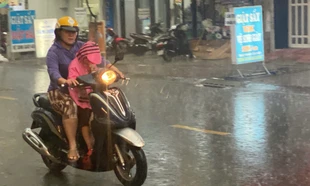 TPHCM mưa trắng trời trước lễ Giáng sinh, cơ quan khí tượng cảnh báo khẩn