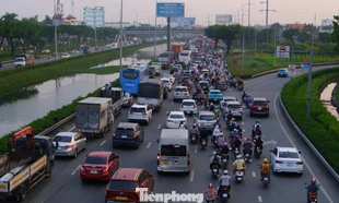 Chiều cuối năm, cửa ngõ TPHCM ken đặc người xe về quê nghỉ Tết Dương lịch