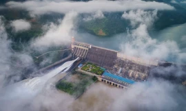 Nước thượng nguồn đổ về ào ạt, Thủy điện Sơn La và Hòa Bình mở cửa xả đáy 