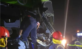 Xe khách va chạm xe đầu kéo trên cao tốc Nội Bài - Lào Cai, 2 người thương vong