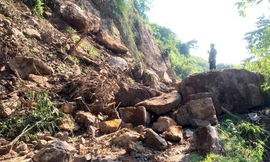 Hơn 10.000m³ đất đá sạt xuống đường, người dân Sơn La gặp khó 