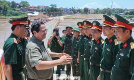 Thủ tướng Phạm Minh Chính động viên chiến sĩ Công binh giữ 'mạch nối' sông Hồng