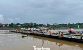 Bão tan, bộ đội công binh lập tức nối lại cầu phao Phong Châu