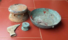 Một gia đình nông dân ở Phú Thọ đào được hai trống đồng niên đại trên 2.500 năm khi làm vườn