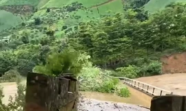 CLIP: Lũ cuồn cuộn cuốn trôi cầu dẫn vào nhà máy thủy điện ở Sơn La