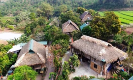 Ngắm những nếp nhà sàn nguyên sơ của người Mường ở làng du lịch 