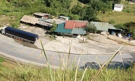 Xuất hiện vết nứt dài trên núi cạnh quốc lộ 6, cơ quan chức năng khuyến cáo