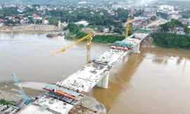 Hợp long cầu Phong Châu sau gần 300 ngày thi công 