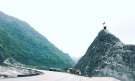 Leo núi chụp ảnh ở đèo Đá Trắng, một người trượt chân tử vong