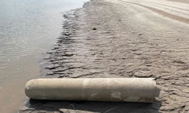 Phát hiện vật thể lạ lớn bất thường nằm ven bờ sông Đà