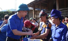 Trung ương Đoàn tặng quà người dân vùng lũ Sơn La