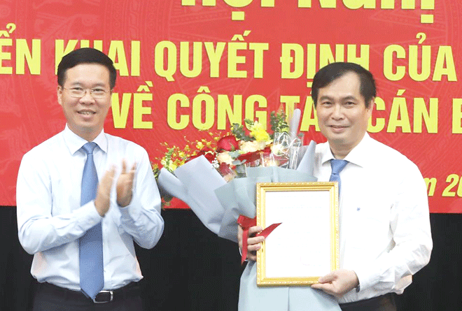 Ông Võ Văn Thưởng trao quyết định cho ông Phan Xuân Thủy.