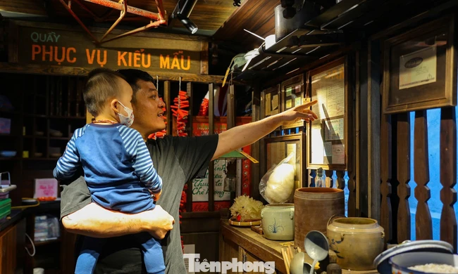 ​Check-in mô hình toa tàu xưa độc đáo giữa lòng Hà Nội