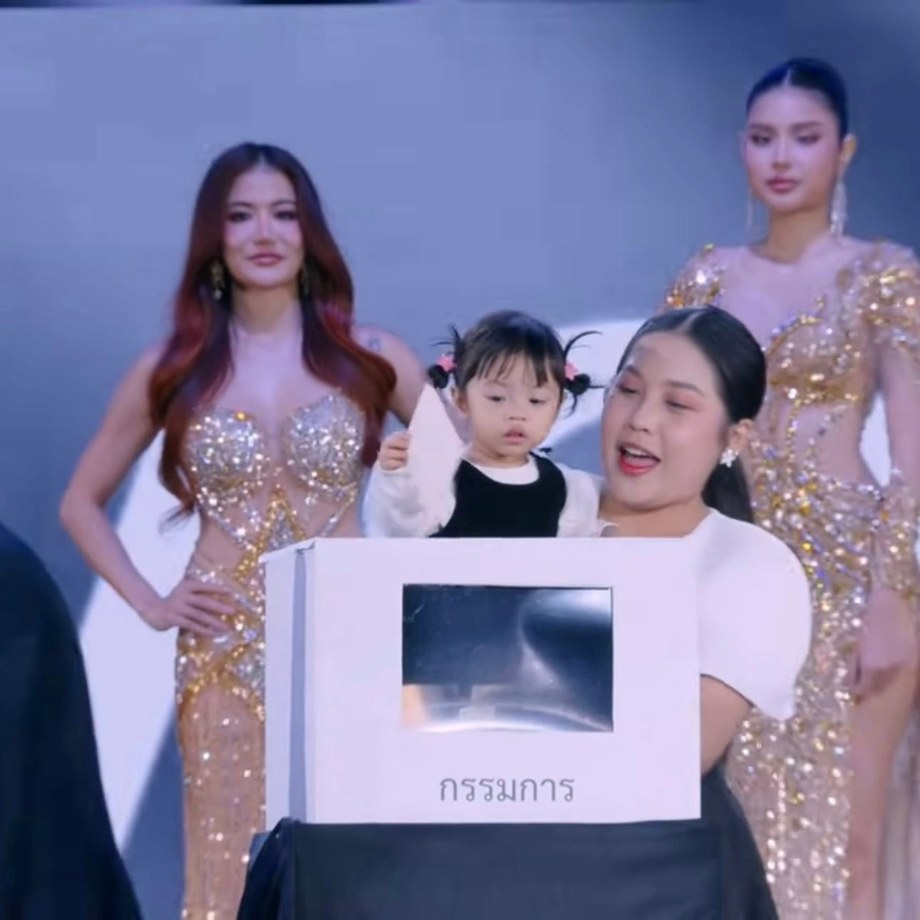 Cảnh c&ocirc;ng bố kết quả bầu cử