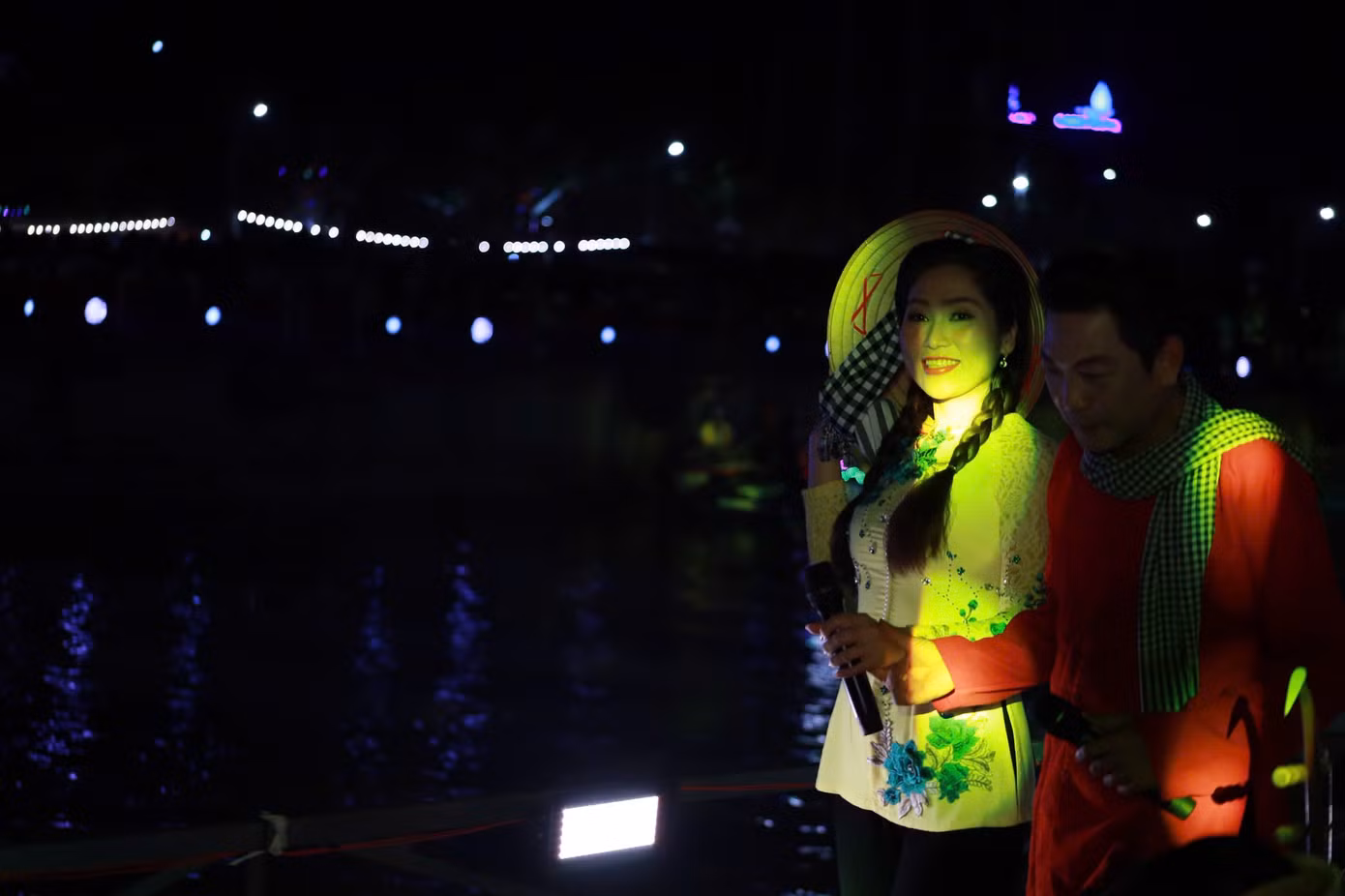 nhu-huynh-phien-cho-noi-2.jpg