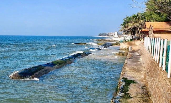 Cận cảnh bờ biển Lâm Đồng nham nhở vì kè tạm