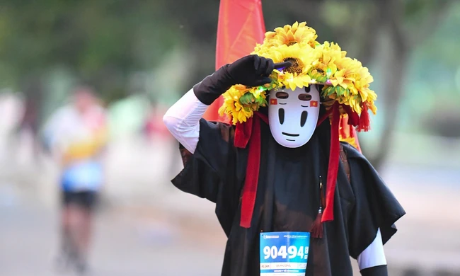 Bác sĩ hóa 'Vô diện' chạy 42 km, gây chú ý tại Tiền Phong Marathon 2026