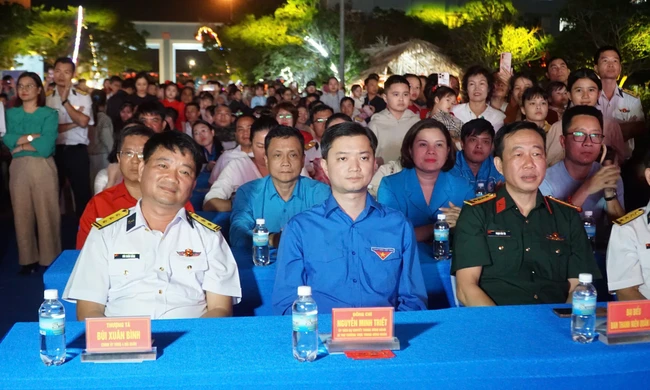 Anh Nguyễn Minh Triết dự chương trình 'Đêm hội sắc xuân' tại Vùng 4 Hải quân