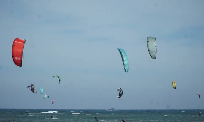 Vũ điệu trên không giữa biển Khánh Hòa