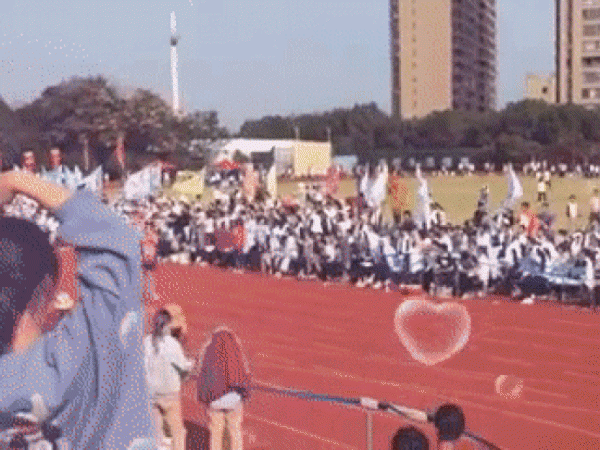 Chàng trai may mắn của năm: Vừa thi chạy bên dưới vừa được bạn gái tỏ tình trên khán đài!