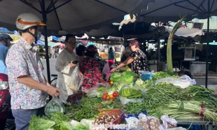 Rau xanh chợ lẻ nhích giá Mùng 2 Tết