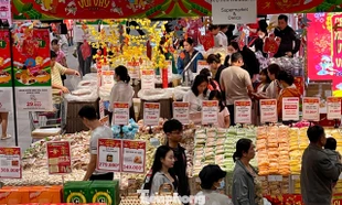 Người dân nườm nượp mua sắm, siêu thị TPHCM ‘nóng’ trước cao điểm Tết