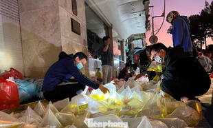 Lạ lùng những phiên chợ ‘không giống ai’ ở TPHCM