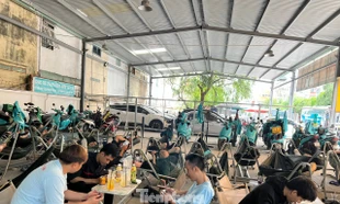 Nở rộ hàng quán kiêm trạm sạc xe điện ở TPHCM: Chỉ 15.000 đồng/lần sạc, ngủ võng mát lạnh