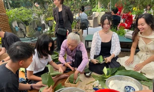 Độc lạ ở TPHCM, đến chợ học gói bánh chưng, may áo dài, kiếm đồ handmade