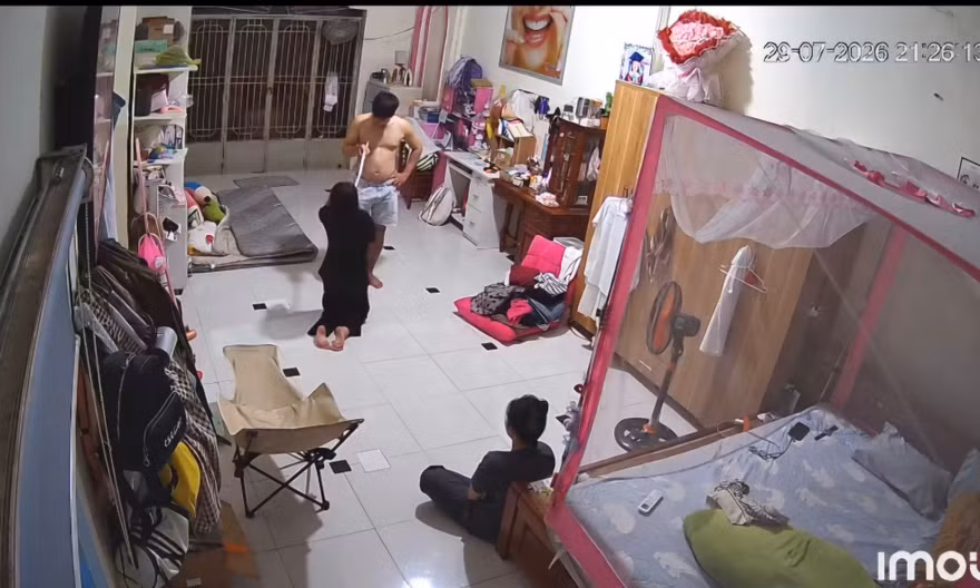 Tạm giữ người đàn ông bạo hành con gái của người tình