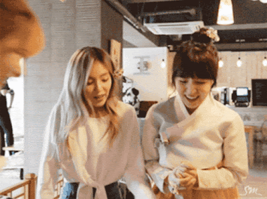 Đã từng có thời điểm, fan K-Pop tranh cãi khá nhiều về danh tính cô gái đứng cạnh Wendy (Red Velvet) trong khoảnh khắc này. Nhìn thì rất giống Taeyeon, nhưng Irene mới là thành viên cùng nhóm với Wendy mà. Cuối cùng thì đáp án chính xác là Irene, nhưng chắc chắn vẫn có nhiều người nghĩ đây là Taeyeon.