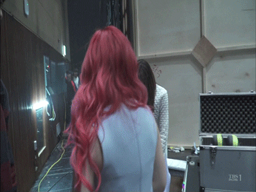 Còn cư dân mạng thì thú nhận rằng chắc họ sẽ hoảng hốt chạy thật xa khi thấy một cô gái xóa tóc kín mặt đứng trong phòng như thế này. Seulgi đúng là biết cách dọa người khác quá đi mà.