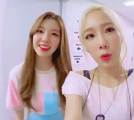 Đây nữa, cùng da trắng môi hồng, cùng cười tươi trước ống kính.