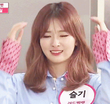 Có thể thấy mỗi khi Seulgi rơi nước mắt, cô nàng sẽ lấy tay kéo tóc của mình xõa hết xuống mặt, sao cho che kín khuôn mặt mới thôi.