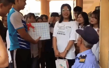 Bác bảo vệ nhận được món quà bất ngờ của các bạn học sinh cuối cấp. (Ảnh cắt từ clip)