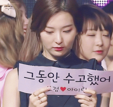 Và nếu lúc muốn khóc mà tóc lại buộc chặt không kéo ra che mặt được, Seulgi sẽ dùng bất kỳ thứ gì khác để giấu mặt vào trong đó. Như bảng cổ vũ này chẳng hạn.