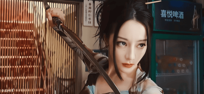 Tạo hình của Địch Lệ Nhiệt Ba trong phim. Tạo hình của Địch Lệ Nhiệt Ba trong phim.