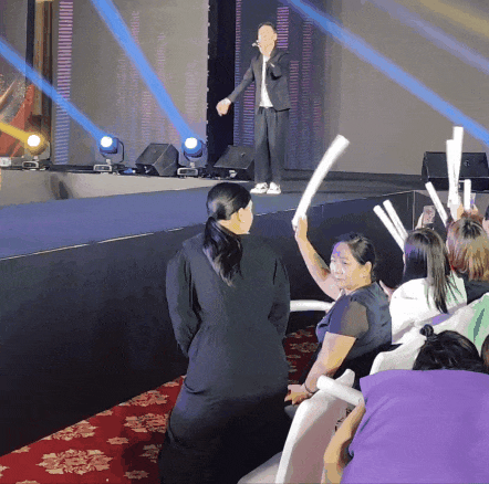 Khán giả không nhiệt tình với màn biểu diễn của Đào Đại Vũ. Lê Diệu Tường bị chê làm màu khi thuê nhiều nhân viên bảo vệ.