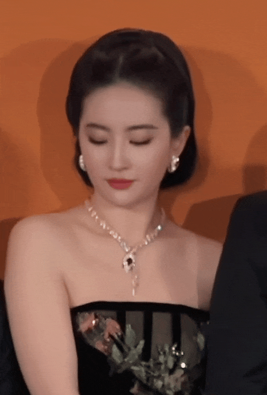 Ví dụ khi Lưu Diệc Phi chụp ảnh tập thể, cô khẽ đảo mặt tỏ ra dễ thương cũng hút 40 triệu người xem. Ngoài ra, còn các từ khóa như "Lưu Diệc Phi thanh xà bạch xà" đạt 110 triệu view, "Lưu Diệc Phi và Anne Hathaway chung khung hình" thu về 45 triệu lượt tương tác, "Hình ảnh trực tiếp của Lưu Diệc Phi" cũng nhận 34 triệu lượt xem...