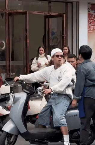 Vợ chồng JayKii vướng lùm xùm hành xử thiếu lịch sự khi đi du lịch. Vợ chồng JayKii vướng lùm xùm hành xử thiếu lịch sự khi đi du lịch.