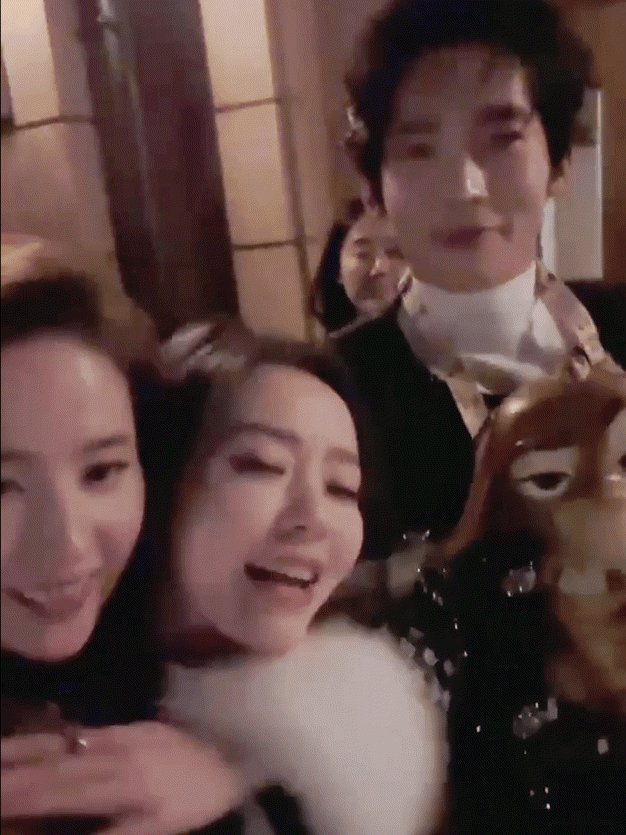 Lưu Diệc Phi cũng bị ảnh hưởng khi có tin cô hẹn hò với đàn em. Lưu Diệc Phi cũng bị ảnh hưởng khi có tin cô hẹn hò với đàn em.