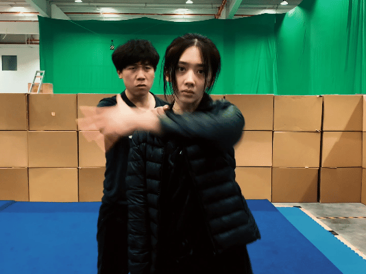 Vương Ảnh Lộ tạo hình đơn giản nhưng cuốn hút trong phim Thế giới dị nhân. Nữ diễn viên trẻ thể hiện khả năng võ thuật tốt.