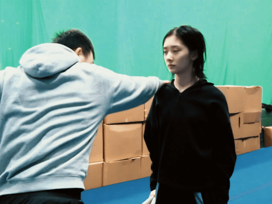 Vương Ảnh Lộ tạo hình đơn giản nhưng cuốn hút trong phim Thế giới dị nhân. Nữ diễn viên trẻ thể hiện khả năng võ thuật tốt.