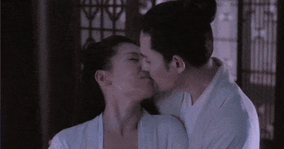 Cũng vấp phải sự phản đối của khán giả là nụ hôn giữa Lưu Đào và Châu Du Dân trong phim Đại Tống cung từ. Trong đó, Lưu Đào đang ở tuổi trung niên nhưng vào vai thiếu nữ 18 tuổi, nên biểu cảm của cô bắt chước những thiếu nữ ngây thơ ngại ngùng, điều này làm khán giả khó chấp nhận.