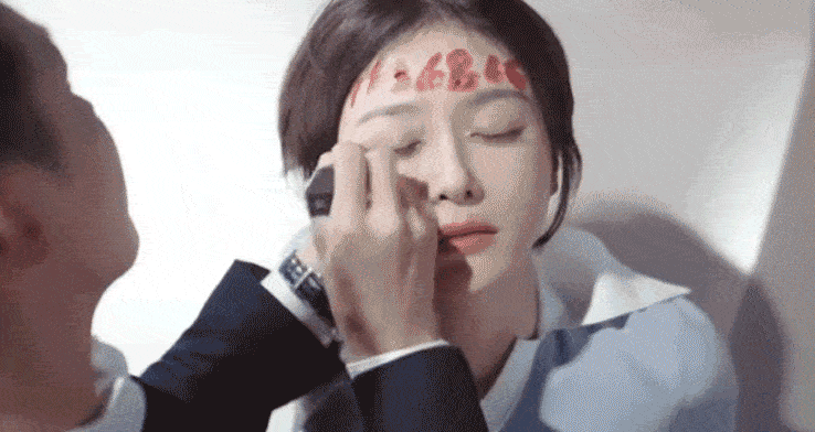 Sohu đưa tin bộ phim truyền hình Cô ấy tỏa sáng do Tần Lam đóng chính lên sóng nhận được nhiều sự chú ý của khán giả. Đóng cặp với người đẹp 44 tuổi là nam diễn viên Vương Dương. Cả hai diễn nhiều cảnh tình cảm sến súa, lời thoại như bá đạo tổng tài trong các bộ tiểu thuyết ba xu, bị đánh giá là phim ngôn tình tuổi trung niên. Trong ảnh là cảnh Vương Dương viết số điện thoại bằng cây son lên mặt Tần Lam.