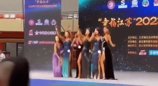 Thí sinh váy tím cởi giày ném về phía ban giám khảo.