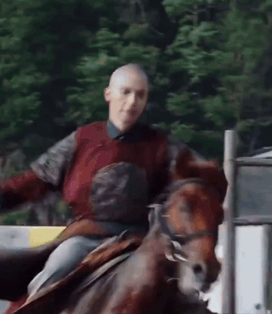 La Nhất Châu bị tai nạn liên tiếp trên phim trường Hoàn Châu như ngã ngựa, đâm kiếm trúng mặt.