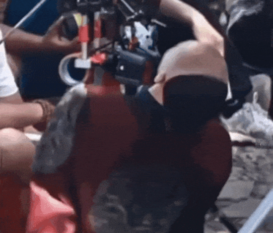 La Nhất Châu bị tai nạn liên tiếp trên phim trường Hoàn Châu như ngã ngựa, đâm kiếm trúng mặt.