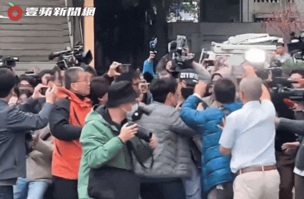 Vương Đại Lục trốn thực hiện nghĩa vụ quân sự với lý do mắc bệnh tim mạch. Nam diễn viên không trả lời sau khi bị bắt. Vương Đại Lục trốn thực hiện nghĩa vụ quân sự với lý do mắc bệnh tim mạch. Nam diễn viên không trả lời sau khi bị bắt.