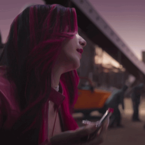 Na Nhiên liên tục phải thực hiện các hành động ưỡn ngực phản cảm.